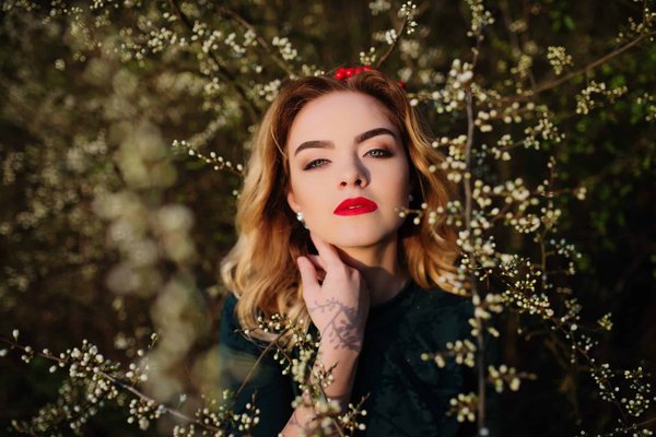 What's the Best Way to Integrate a Silk Neckerchief into a Summer Corporate Look?